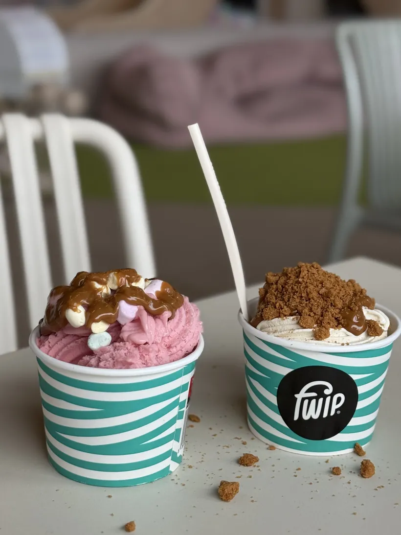Dwa lody fwip w kubeczkach na stoliku