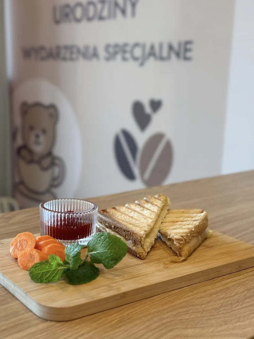 Tost z dodatkami na desce, w tle ścianka urodzinowa