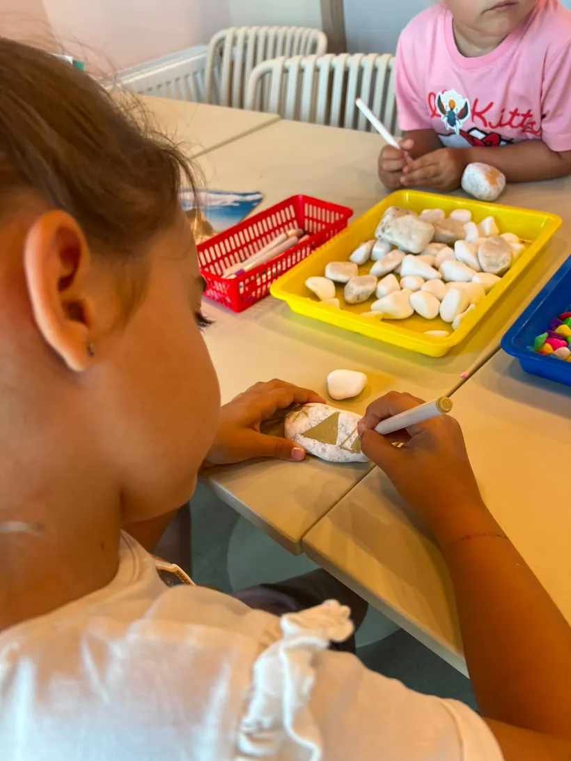 Warsztaty kulinarne - dziecko przygotowuje owoce na tacce